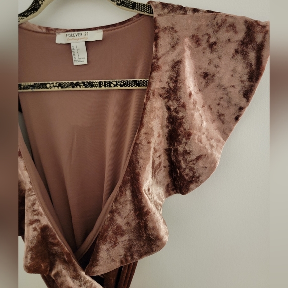 EUC Forever 21 Velvet wrap dress mauve size small - Picture 5 of 8